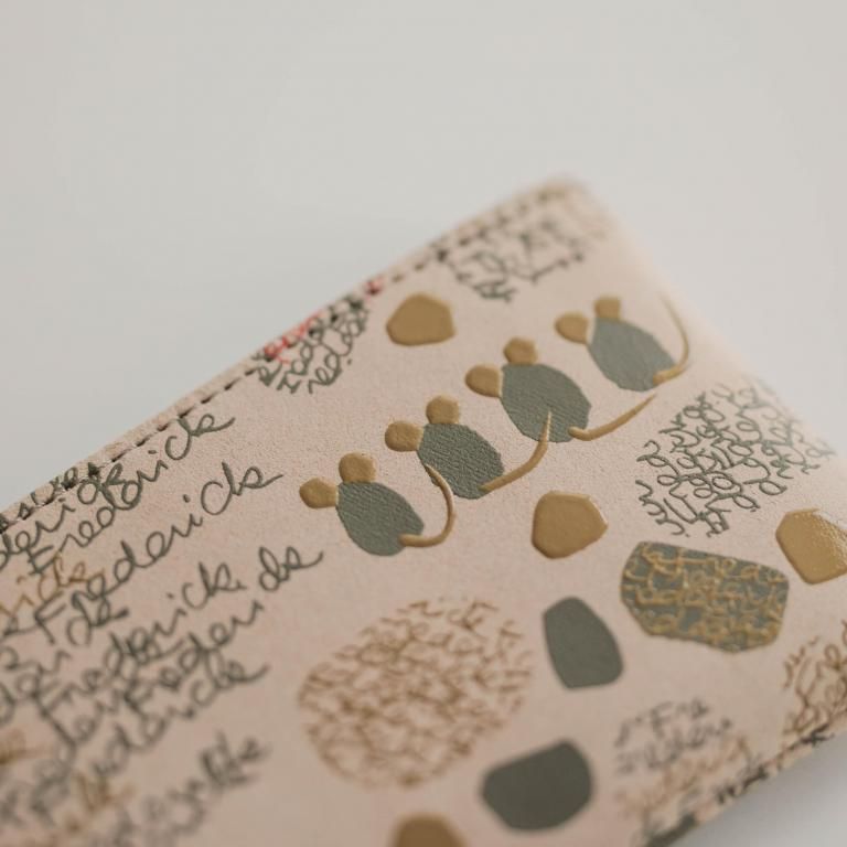 絵本作品 ペンケースC［Beige×Frederick］：印傳屋公式オンライン