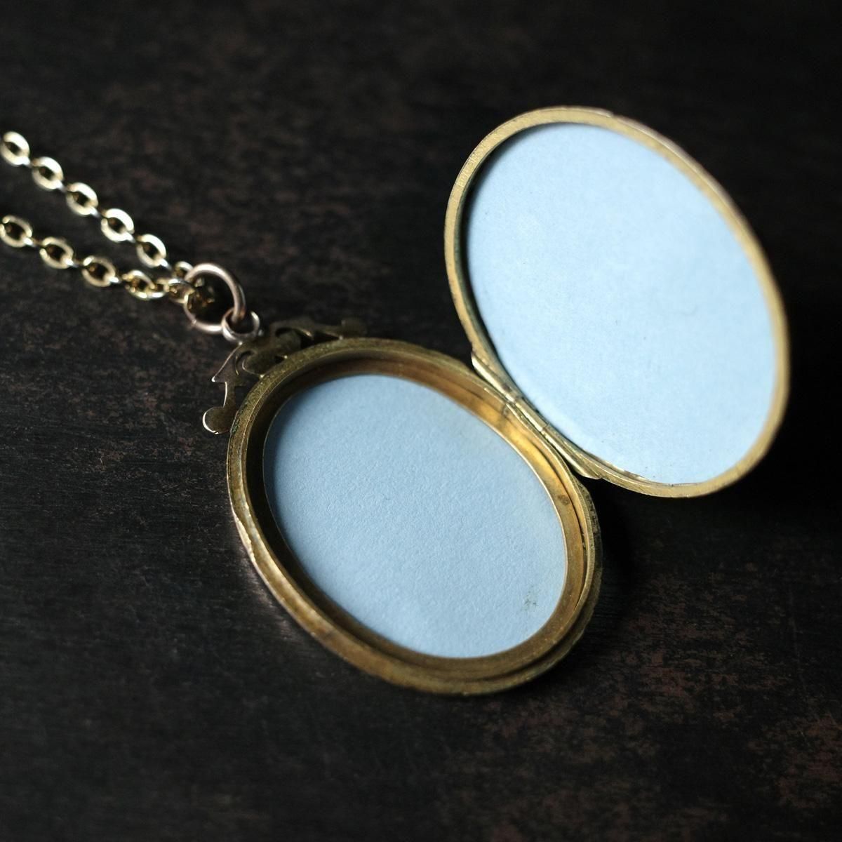 ヴィクトリアン メタル ロケット ペンダント ネックレス（Victorian