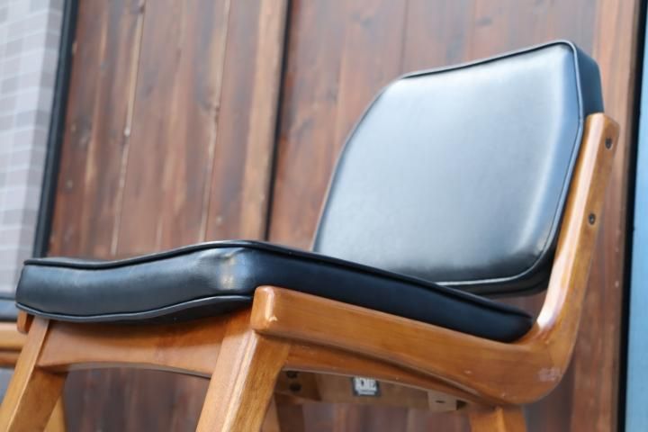 ACME FURNITURE(アクメファニチャー)の曲線を描いたウッドフレーム特徴