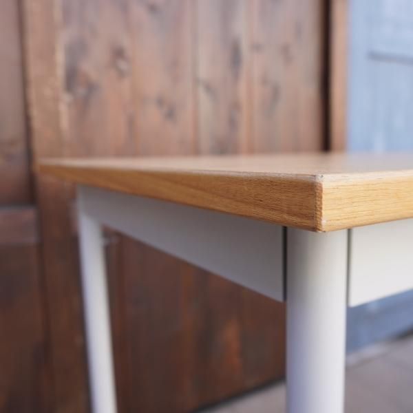 タモ材を使用した無印良品のパーソナルデスク。ホワイトのスチール脚と
