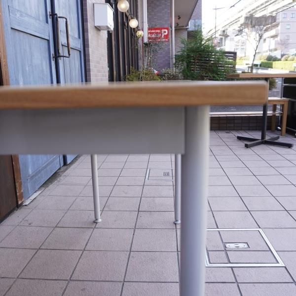 タモ材を使用した無印良品のパーソナルデスク。ホワイトのスチール脚と