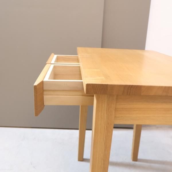 稀少なタモ材を使用した無印良品(MUJI)のパーソナルデスク。シンプルで