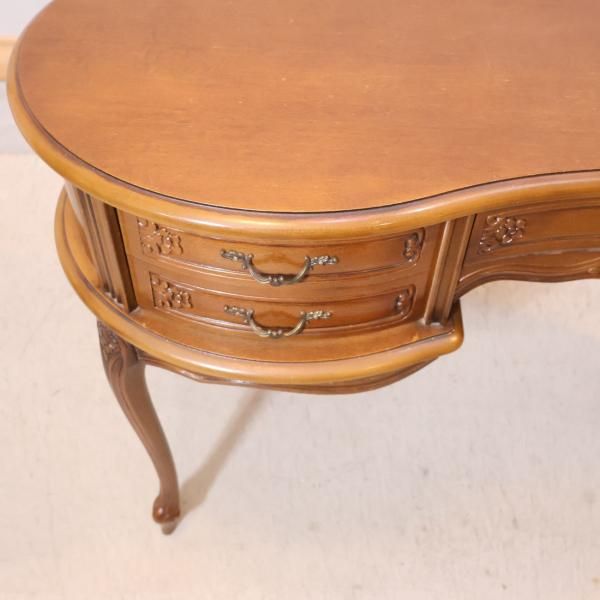 イタリア製アンティーク調のコンソールテーブルです。エレガントで