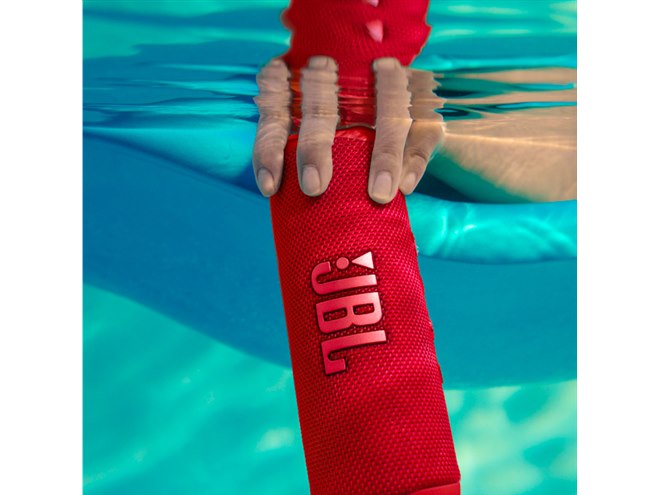 JBL、IP67の防水・防塵性能を備えたポータブルBluetoothスピーカー