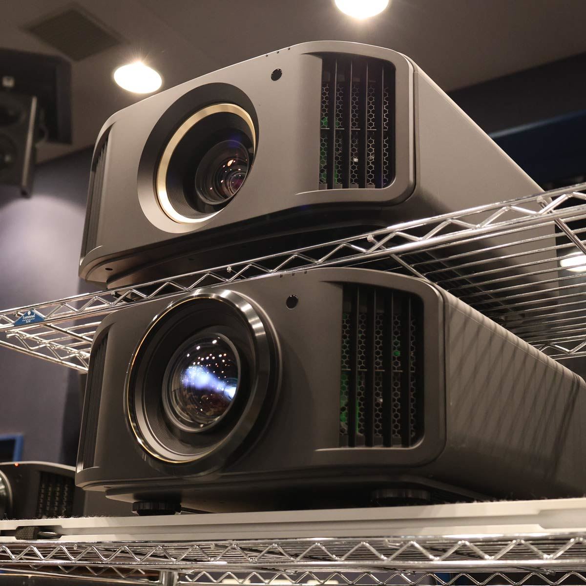 解像感ヤバい！ 300万円のビクター“8K”プロジェクターを見てきた