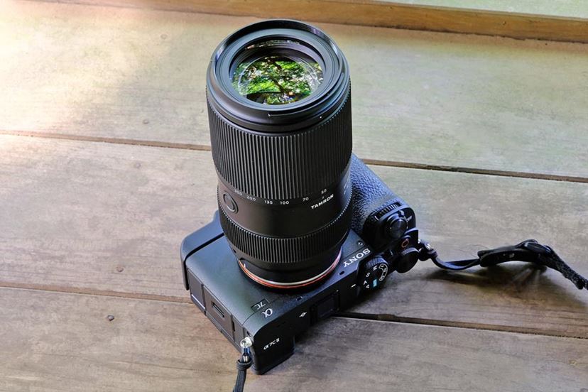 50mmスタートの最軽量・望遠ズームがタムロンから登場！ いち早く