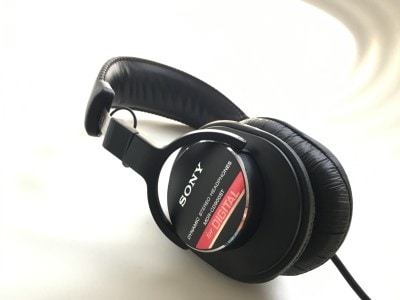 プロ仕様でムダのないデザイン！ソニーのヘッドホン「赤帯