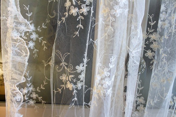 ホワイトフラワーの花束の清楚な白刺繍、フランスレースのフェミニンな