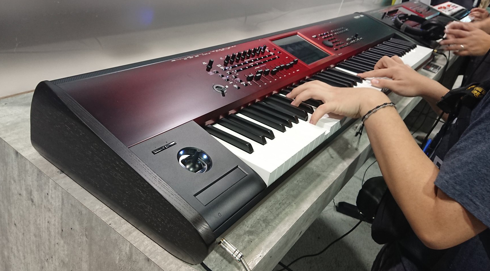 KORG KRONOS Special Edition | 新音色を追加した赤いグラデーション
