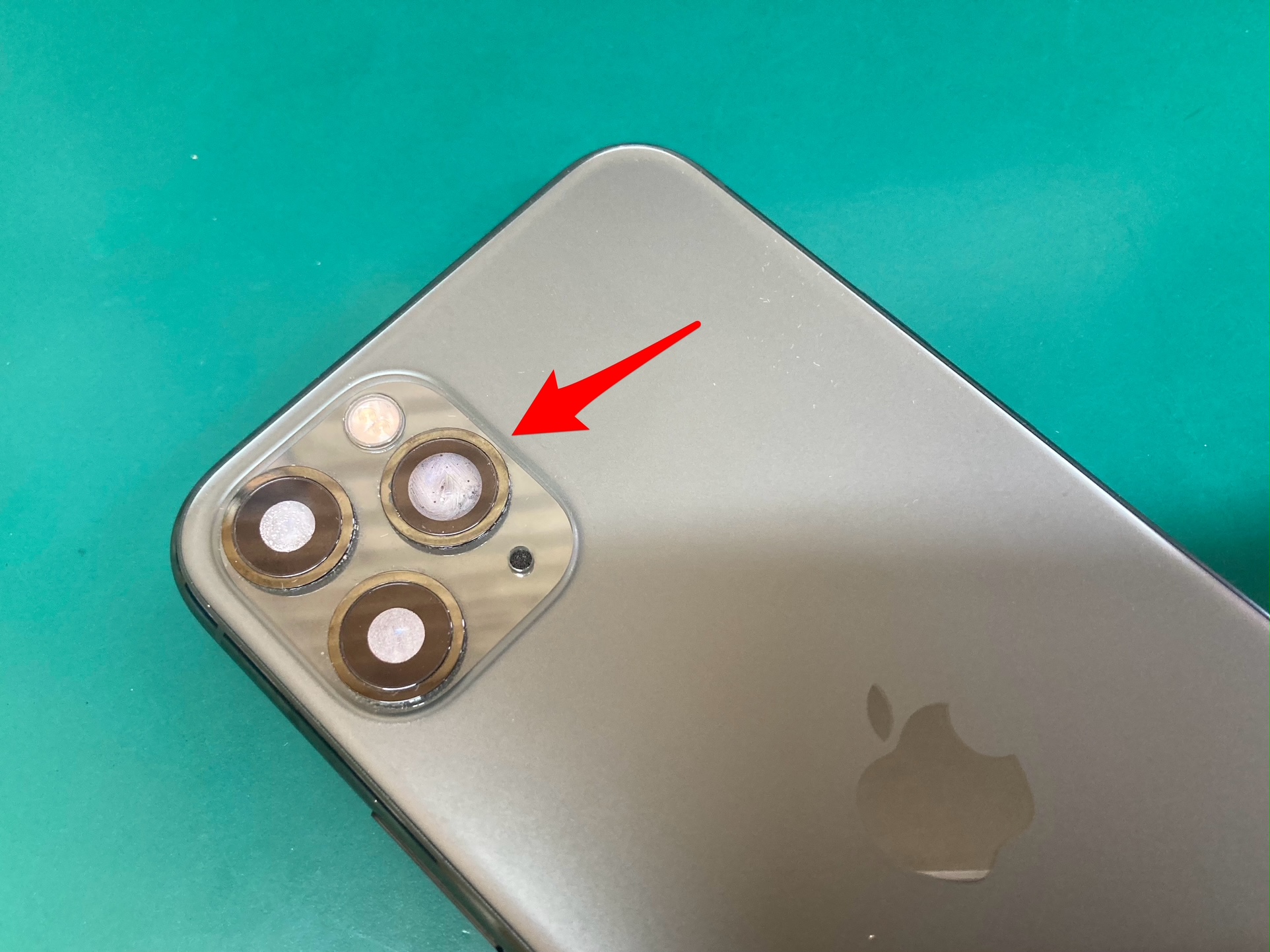 iPhone水濡れカメラくもり分解乾燥作業を行い、大切なデータの無事を