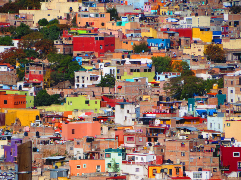 まるで絵本の世界。見るだけで明るい気持ちになれる、世界のカラフルな