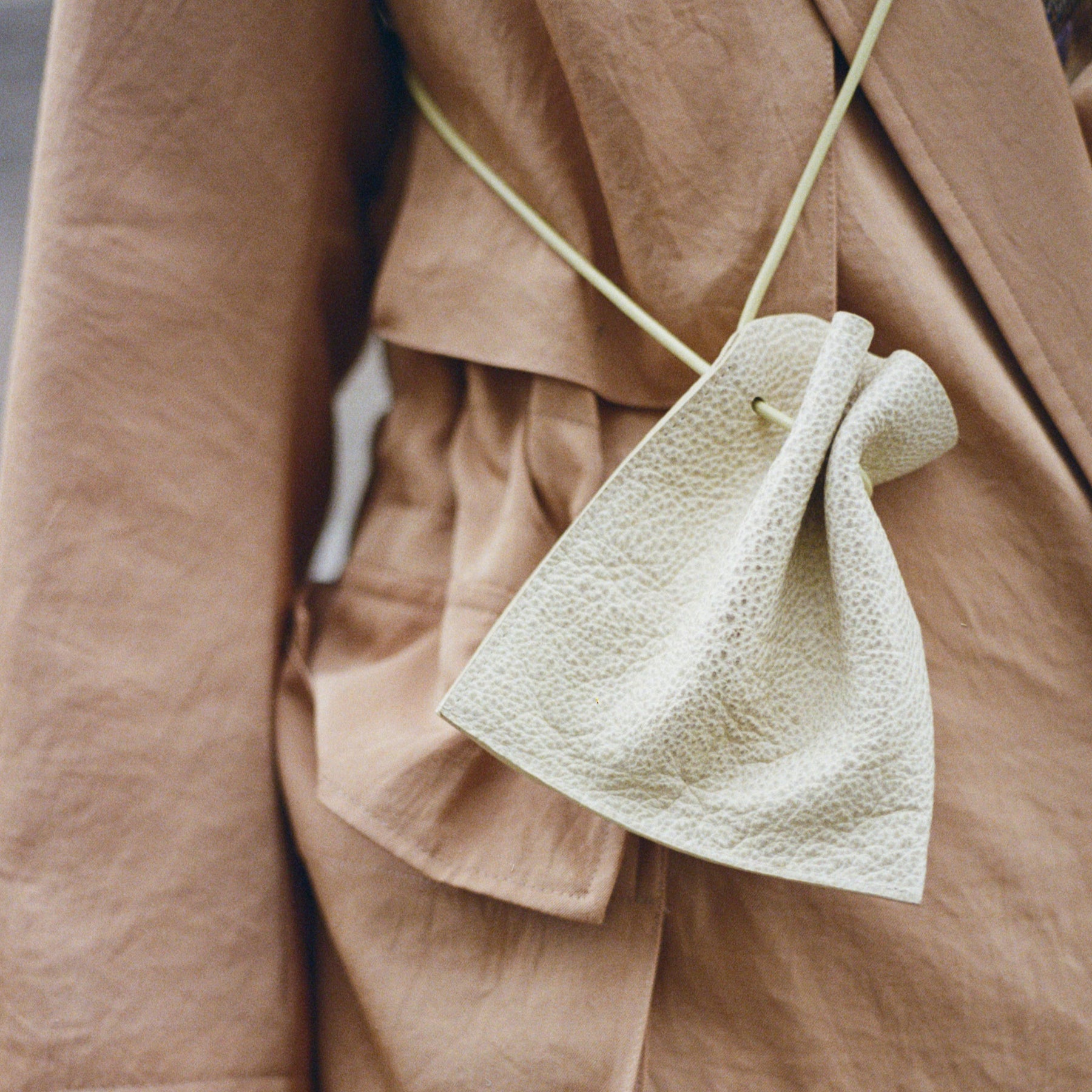 HERRIE KINCHAKU POUCH - XXS / SHIRO｜白鞣し革の極小レザーポーチ