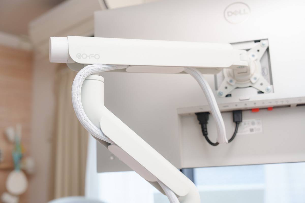 COFO 無重力モニタアーム Pro レビュー | ミニマルでマットなモニター