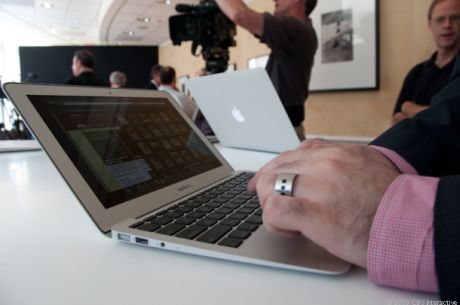 新「MacBook Air」11インチモデルを触ってみた--米CNET記者の受けた