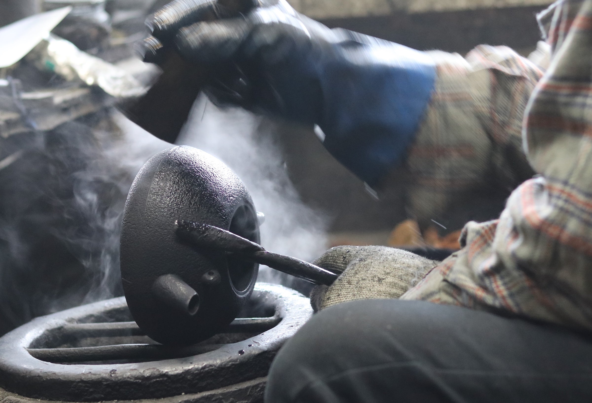 南部鉄器 砂鉄製鉄瓶 | 尾垂型 桜 | 1.8L | 薫山工房