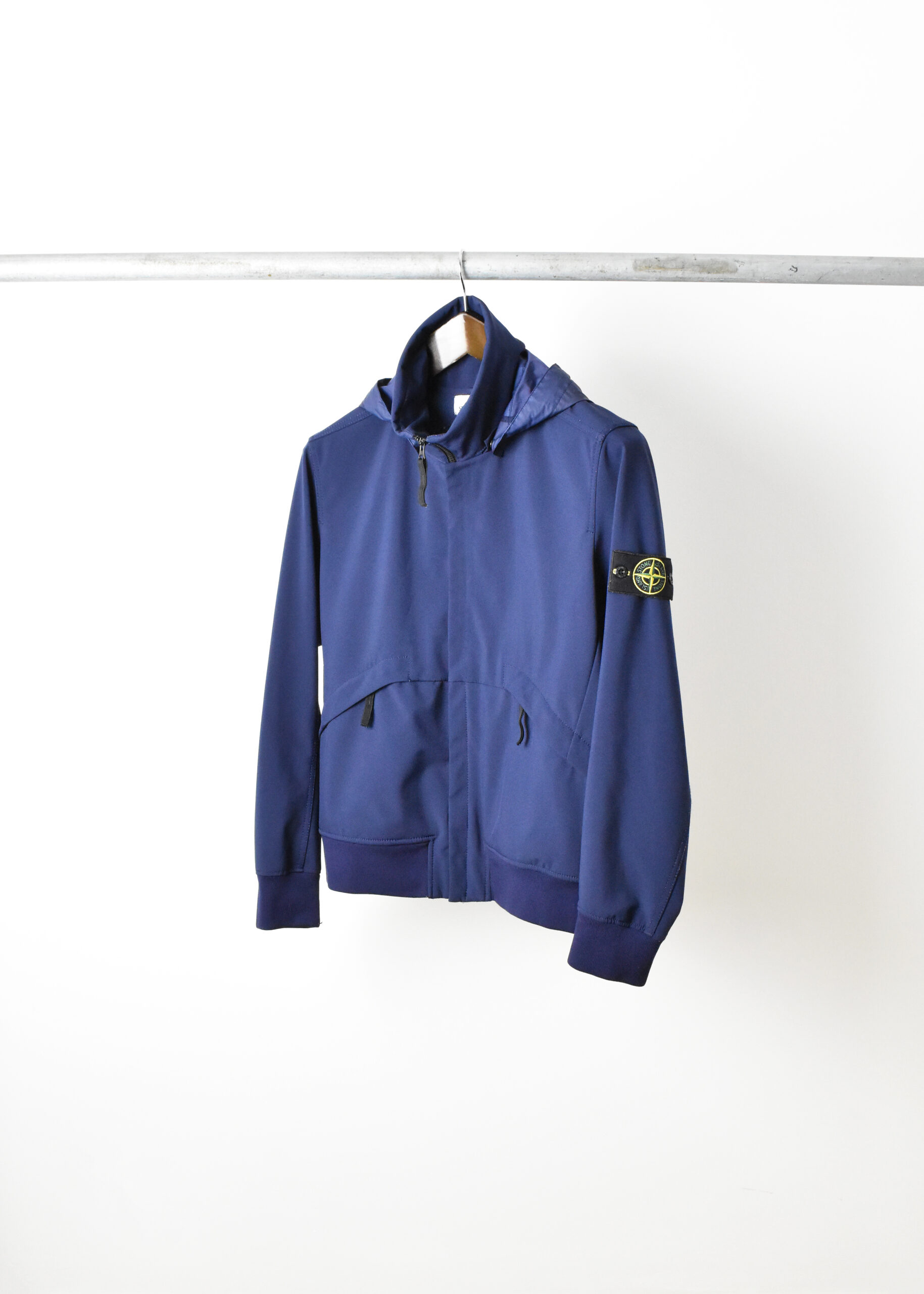 SS16 STONE ISLAND LIGHT SOFT SHELL-R HOODED JACKET - Jazzy Badger