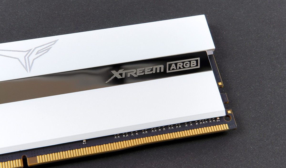 Team T-FORCE Xtreem ARGB WHITE DDR4」をレビュー。4枚組み64GB容量で