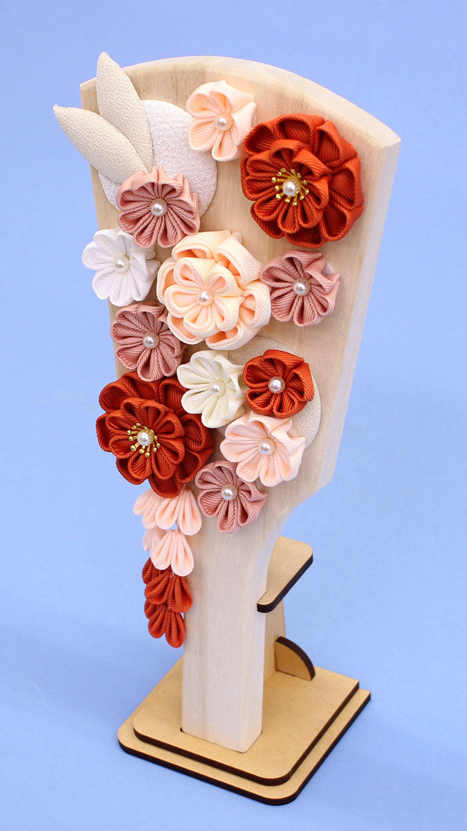 お花の羽子板 9号 羽子板 花づくし（杏色）MDF台付 – 寿鳳人形の東芸