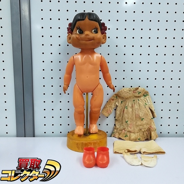 参考価格】不二家 ペコちゃん 首振り人形 28cm 木製台座 東京宣伝興業