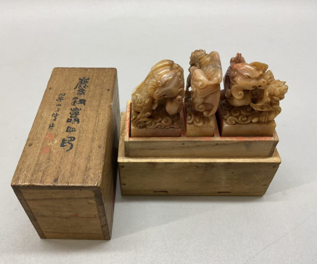 印材 中国 翠山刻 木箱付 田黄石 鶏血石 買取させて頂きました