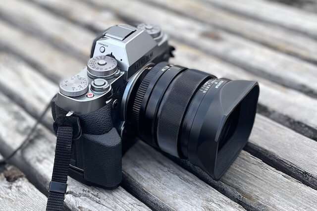 こうして見ても薄いのがわかるね、手に吸い付くFUJIFILM X-T1。｜記憶