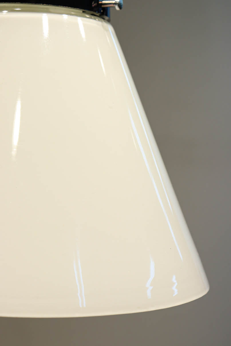 乳白色でシンプルな面持ちの円錐型電笠 DC6245 – 古福庵 [ KOFUKUAN