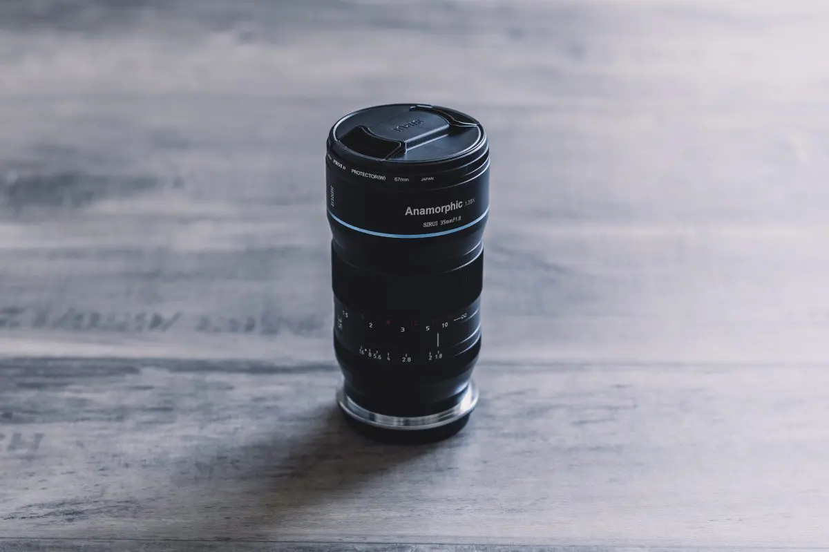 アナモルフィックレンズ「SIRUI 35mm f1.8 Anamorphic」で映画のような