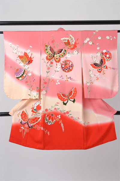 女児産着［桃色ぼかし地に蝶模様］｜着物レンタルあき (来店着付け無料