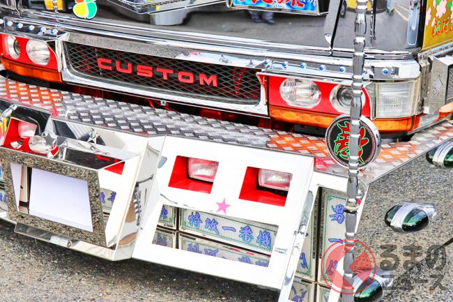 令和の世に「トラック野郎」現る!? 超ド迫力「ギラギラ電飾」に