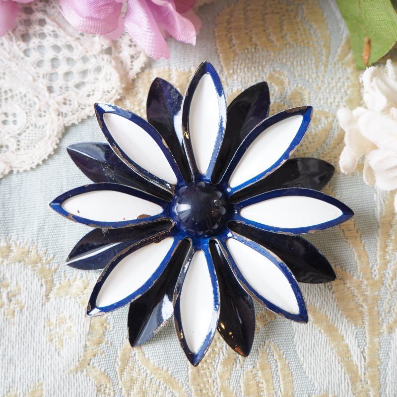 モノトーンのエナメルブローチ accessoire・装身具