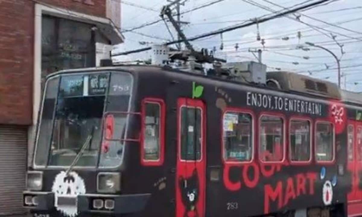 愛知県・豊橋鉄道の路面電車を思わず二度見 交差点カーブの様子が