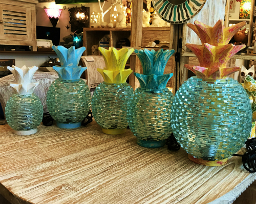 パイナップルのデザインとトロピカルな色合いのパイナップルテーブルランプ