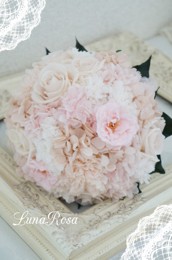 カーネーションとアジサイとバラのホワイトピンクラウンドブーケ