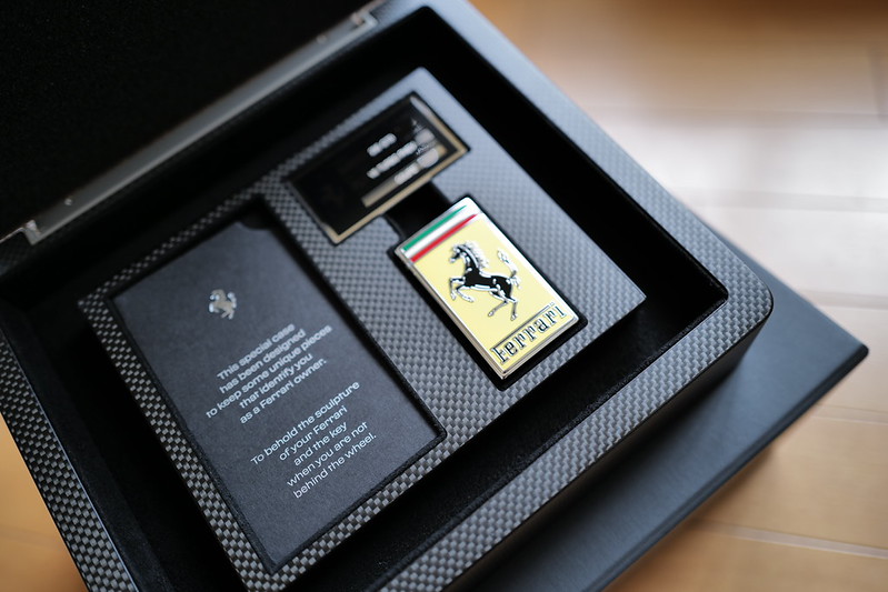 フェラーリから「納車前ギフト」、キーボックスが届く。その筐体は