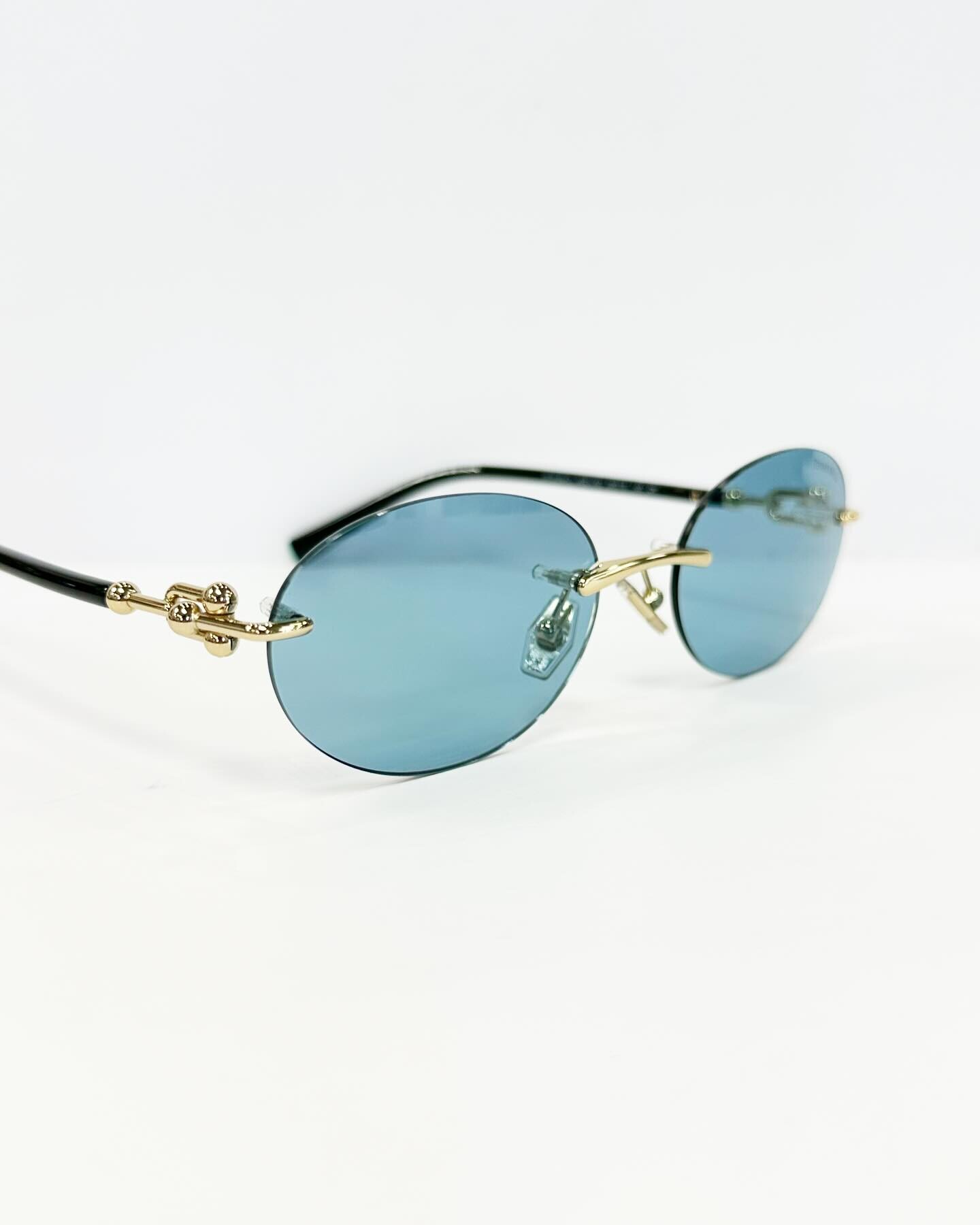 TIFFANY&Co.、新作リムレスオーバルシェイプサングラス入荷しました