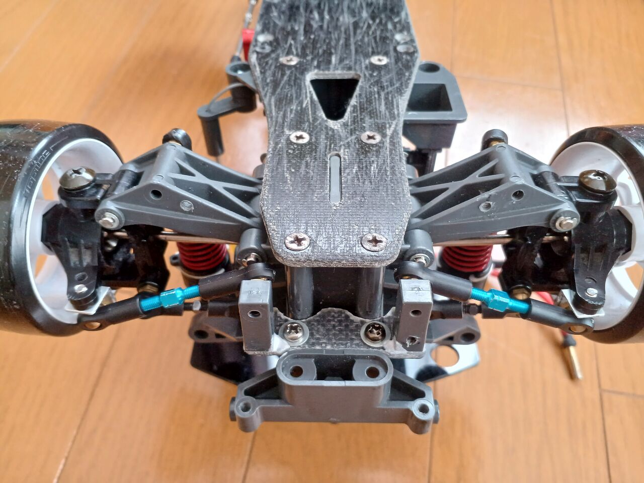 2024/10/6の作業：タミヤ TA03Fのパッシブ4WS化① : お父さんの作業部屋