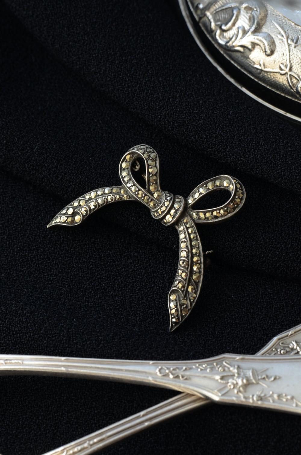 シルバー・マーカサイト ブローチ.リボン ヴィンテージジュエリー 装飾