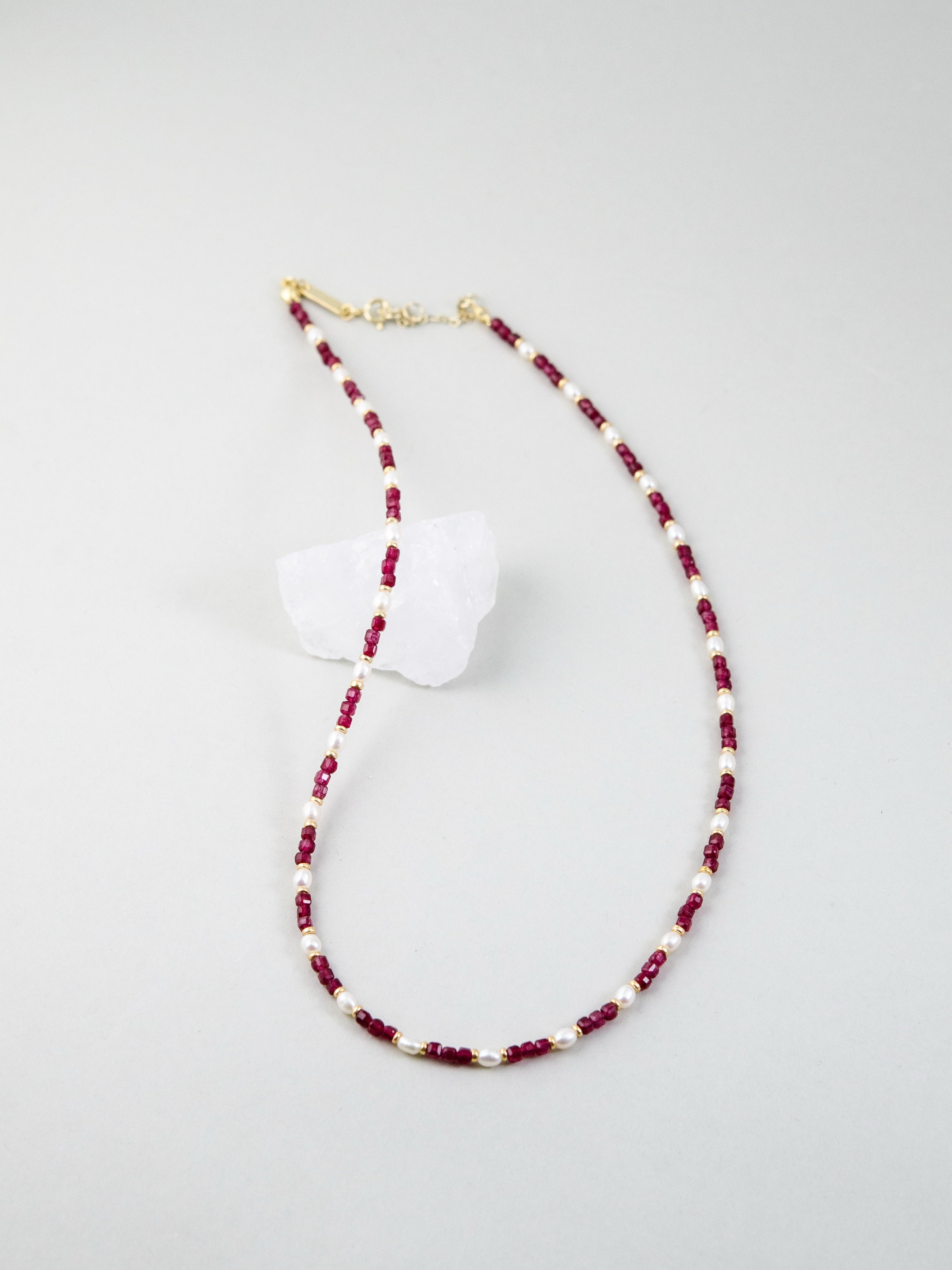 ルビー & 淡水パール ネックレス - 【宝石の女王】鮮烈な赤と白の
