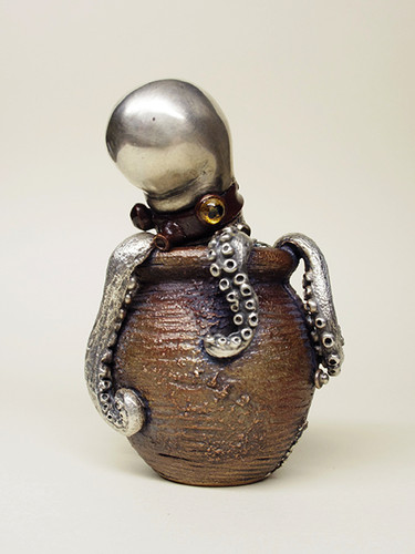 これはおもしろ根付！蛸壺に隠れているのはとても縁起の良いあ・の・ひ