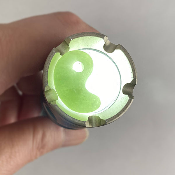 糸魚川産翡翠（ヒスイ）勾玉ろうかん・小ぶりサイズ 勾玉の輪