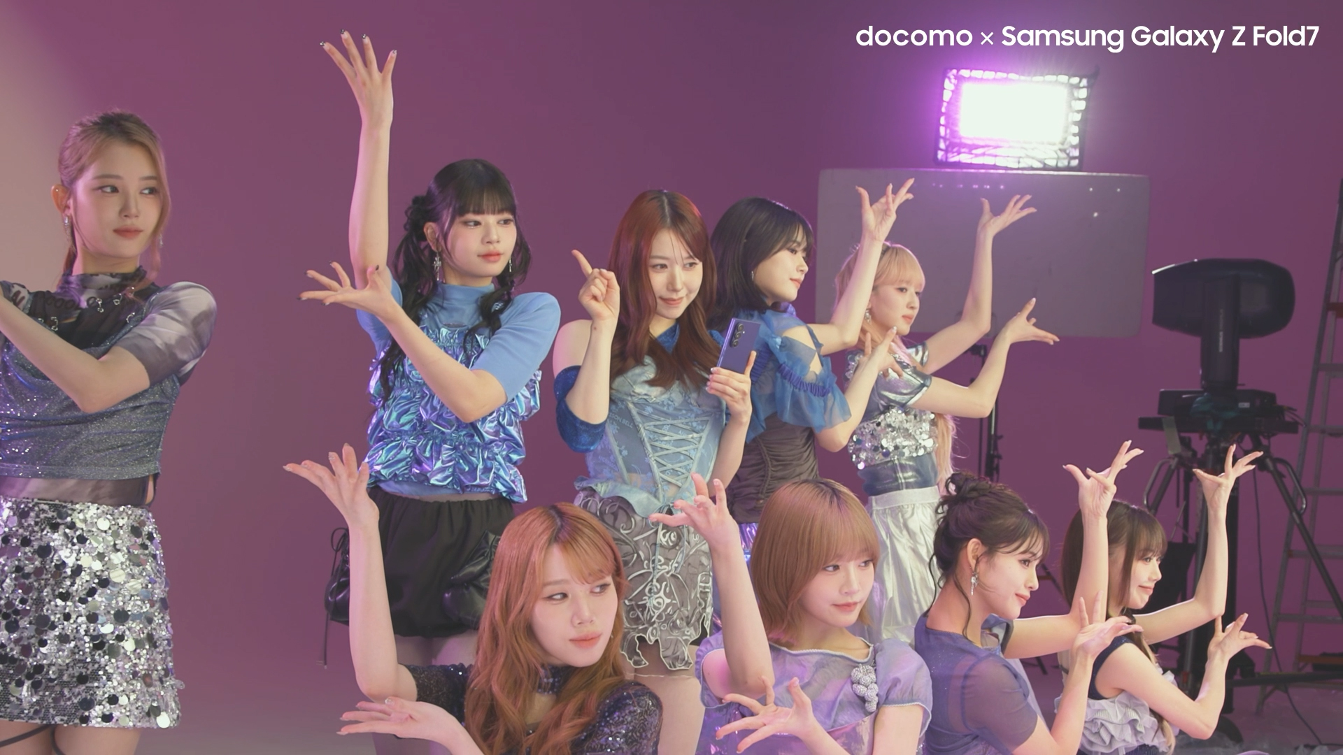 ME:I（ミーアイ）が新CMで息ぴったりな“双子ポーズ”披露! 1ST ALBUM