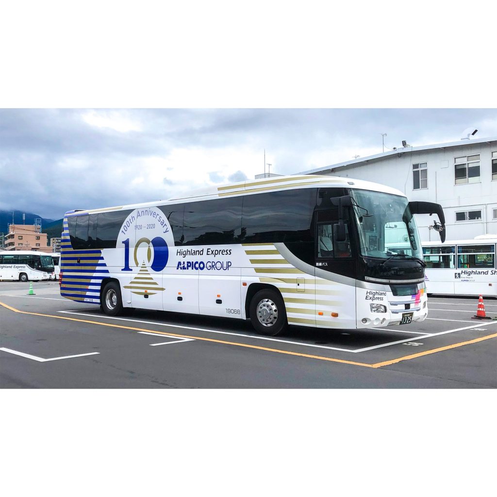 アルピコグループ - アルピコグループ 100周年記念 バスラッピング