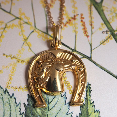9金 蹄鉄と馬のペンダントトップ（アンティークジュエリー）