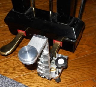 ピアノ補助ペダル。ピアノペダルをアシストするキッズペダル。
