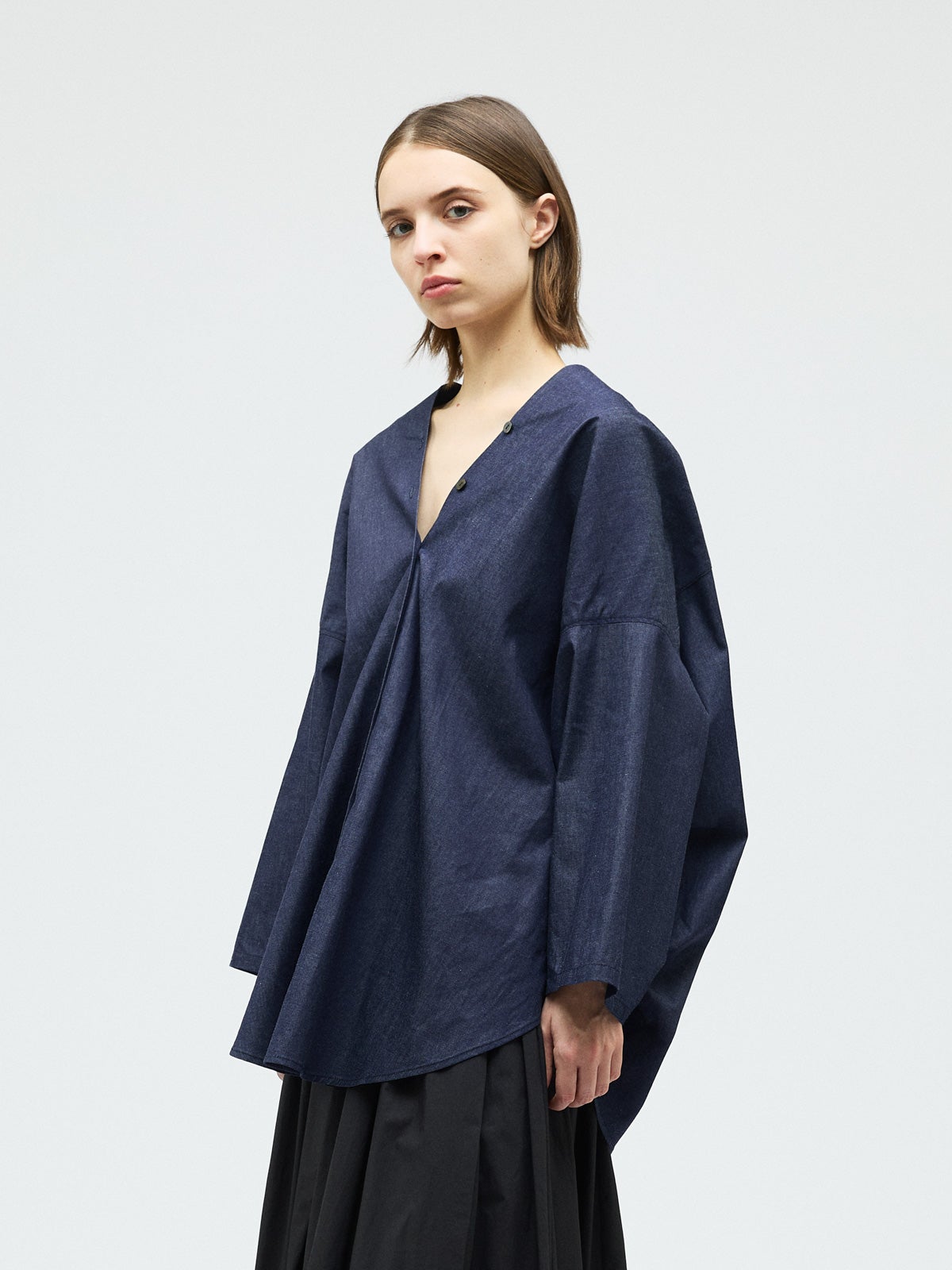 mizuiro ind Vネックデニムシャツ｜ MARcourt ONLINE STORE