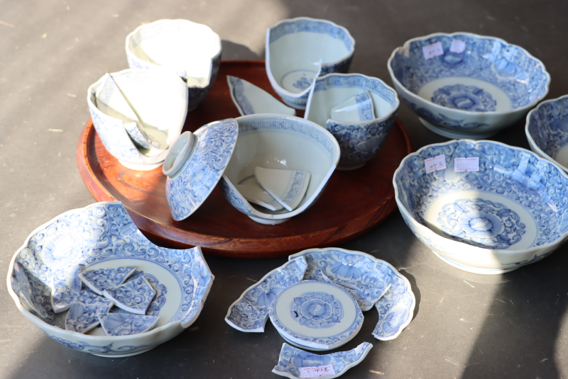 伊万里焼 染付 線描 花文 アウトレット品】〜金継ぎで蘇る器たち