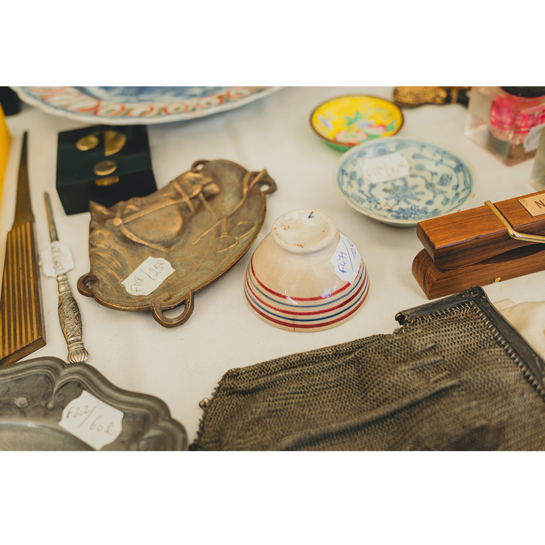 2025秋のシャトゥ蚤の市。フランスの小さなカフェオレボウルと、見立て