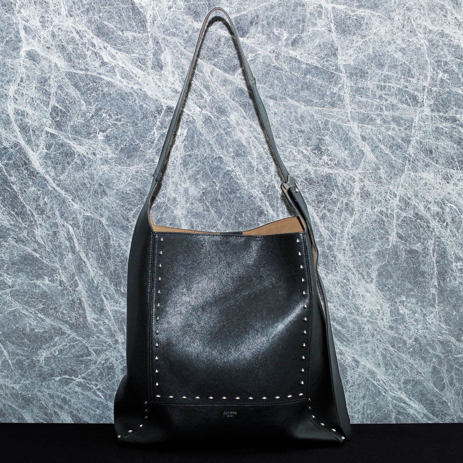 官能的な感性と遊び心に満ちたジミー チュウ──バッグと財布、2025