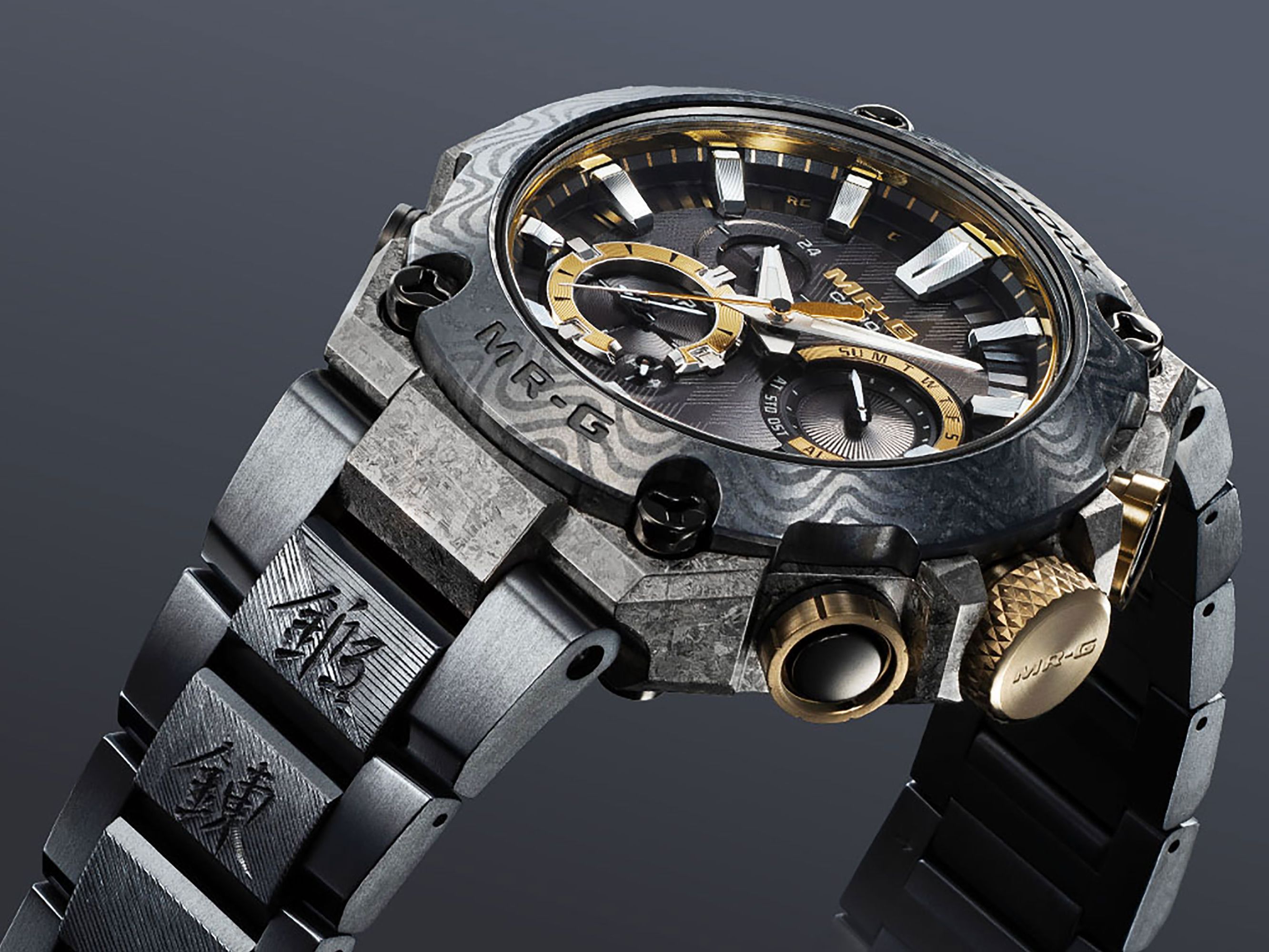 G-SHOCKの最上位シリーズ「MR-G」が刀鍛冶の名門「月山」とコラボ