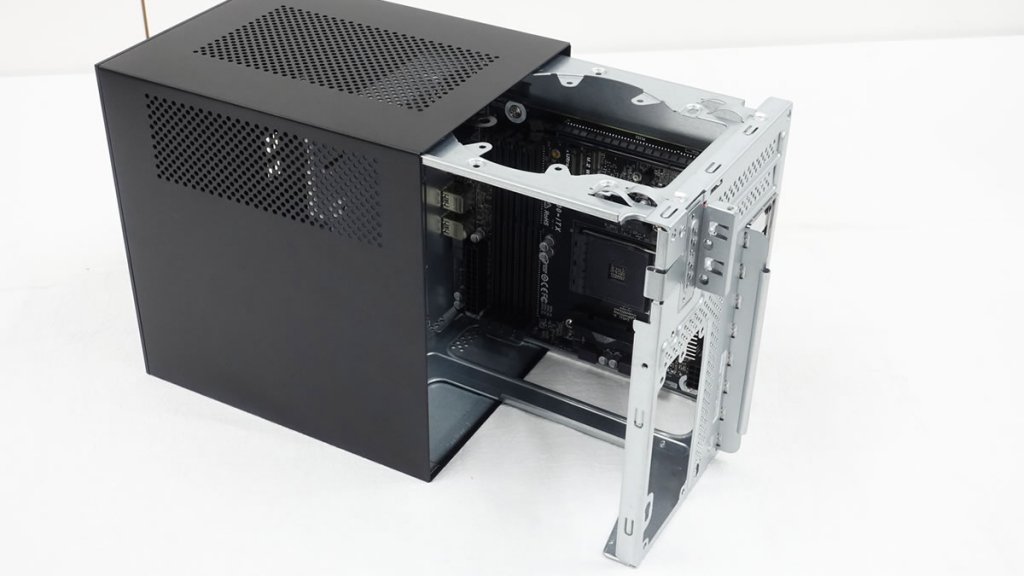 8リットルの理想形、ASRockからGPU搭載可能なミニPCベアボーンキット